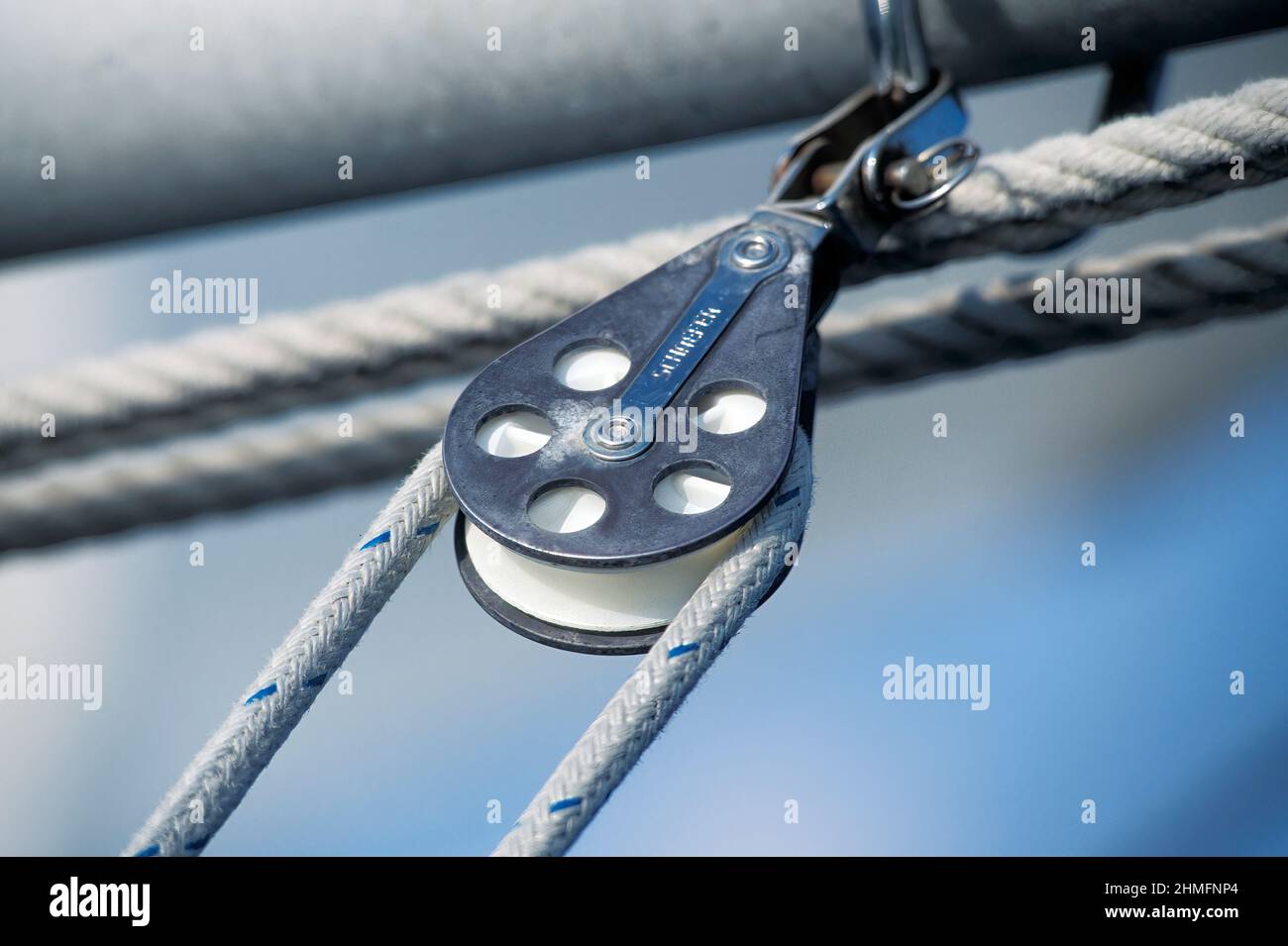 Nahaufnahme einer Seilrolle, die auf einem Segelboot verwendet wird. Stockfoto