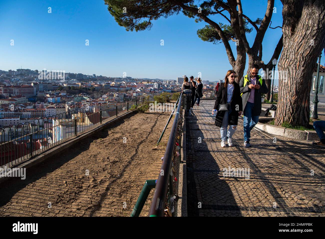 Lissabon, Portugal. 07th. Februar 2022. In der Umgebung des Aussichtspunkts Nossa Senhora de Monte im historischen Viertel Graça führen Menschen Outdoor-Aktivitäten durch. Zu den offiziellen Aufzeichnungen Portugals gehören insgesamt 2.915.971 bestätigte Fälle von COVID-19 und 20.222 Todesfälle seit Beginn der Pandemie. Kredit: SOPA Images Limited/Alamy Live Nachrichten Stockfoto