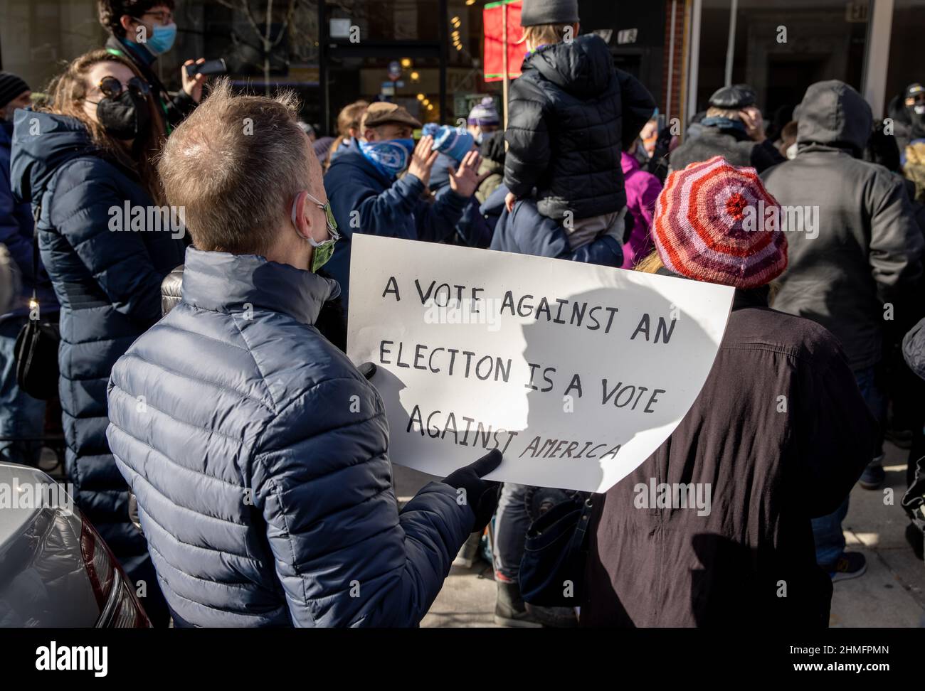 BROOKLYN, NY – 9. Januar 2021: Anti-Trump-Demonstranten werden vor dem Büro der Republikanerin Nicole Malliotakis (R-NY) in Bay Ridge gesehen. Stockfoto