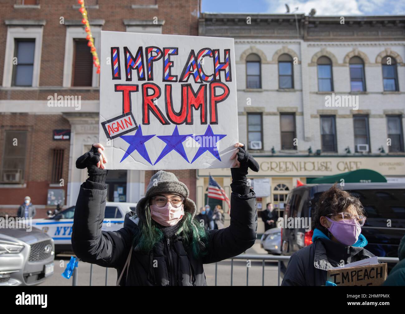 BROOKLYN, NY – 9. Januar 2021: Anti-Trump-Demonstranten werden vor dem Büro der Republikanerin Nicole Malliotakis (R-NY) in Bay Ridge gesehen. Stockfoto