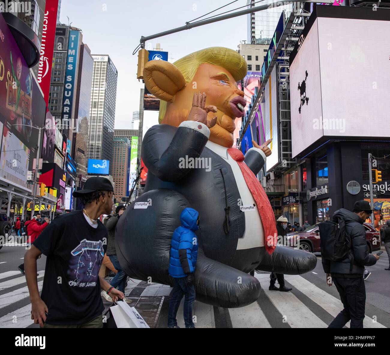 NEW YORK, NY – 9. Januar 2021: „The Trump Rat“, ein aufblasbares Nagetier-Gesicht von Präsident Donald Trump, wird durch den Times Square getragen. Stockfoto