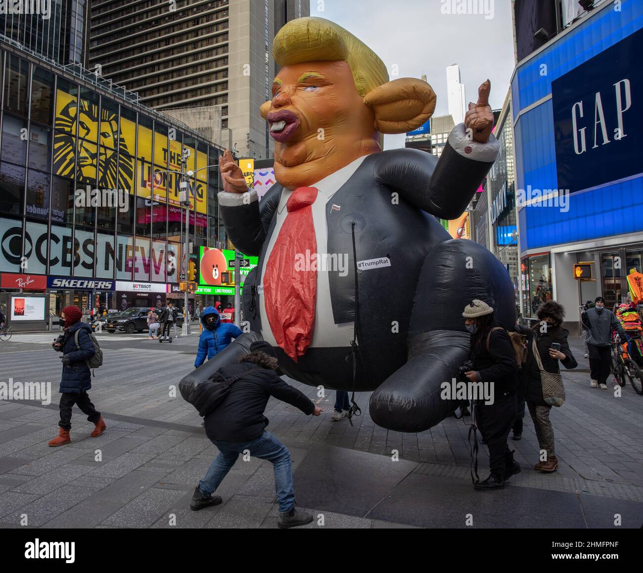 NEW YORK, NY – 9. Januar 2021: „The Trump Rat“, ein aufblasbares Nagetier-Gesicht von Präsident Donald Trump, wird durch den Times Square getragen. Stockfoto