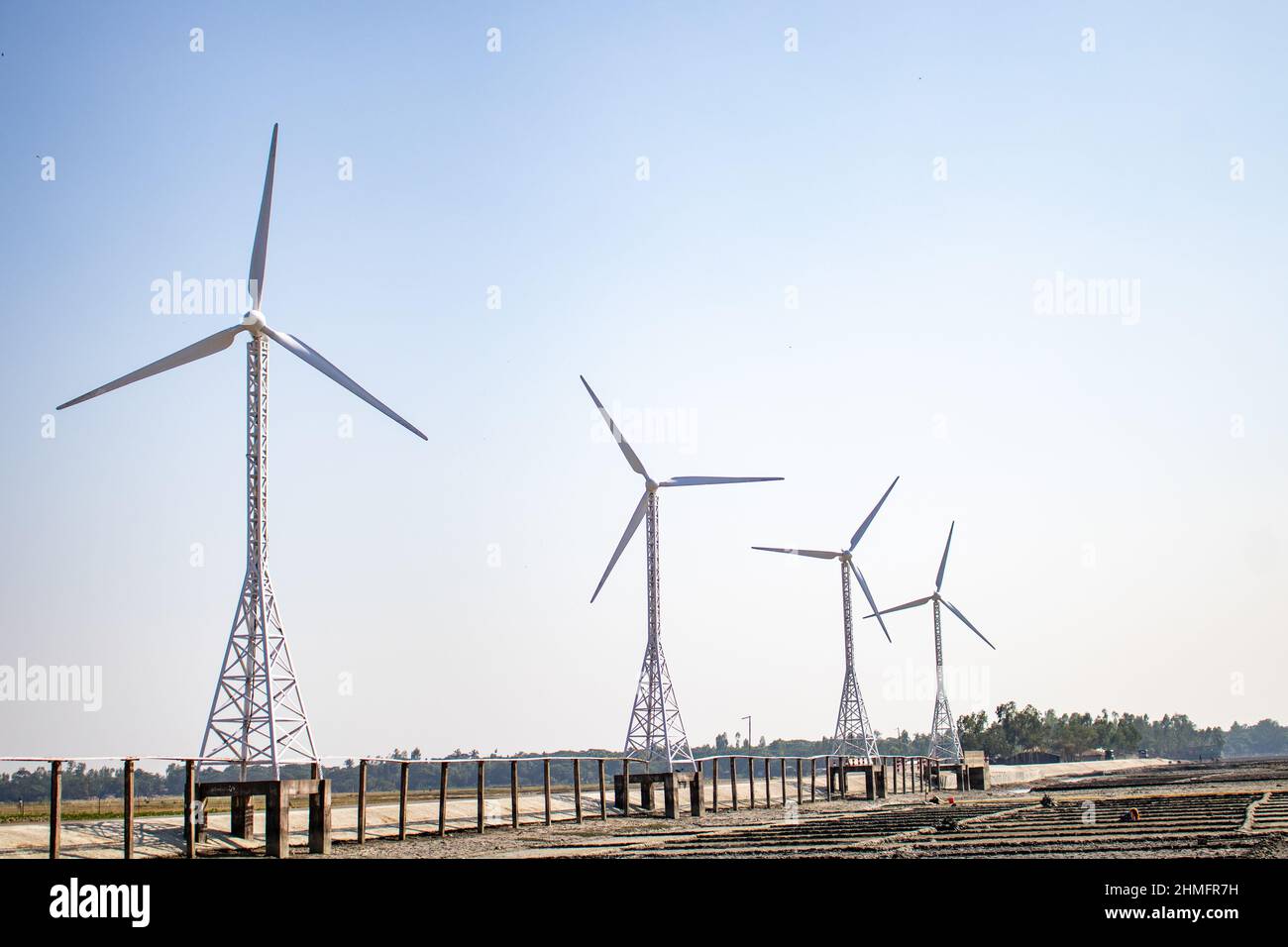 Windmühle in Offshore im Ozean. Das Windkraftwerk, Kutubdia, Bangladesch. Stockfoto