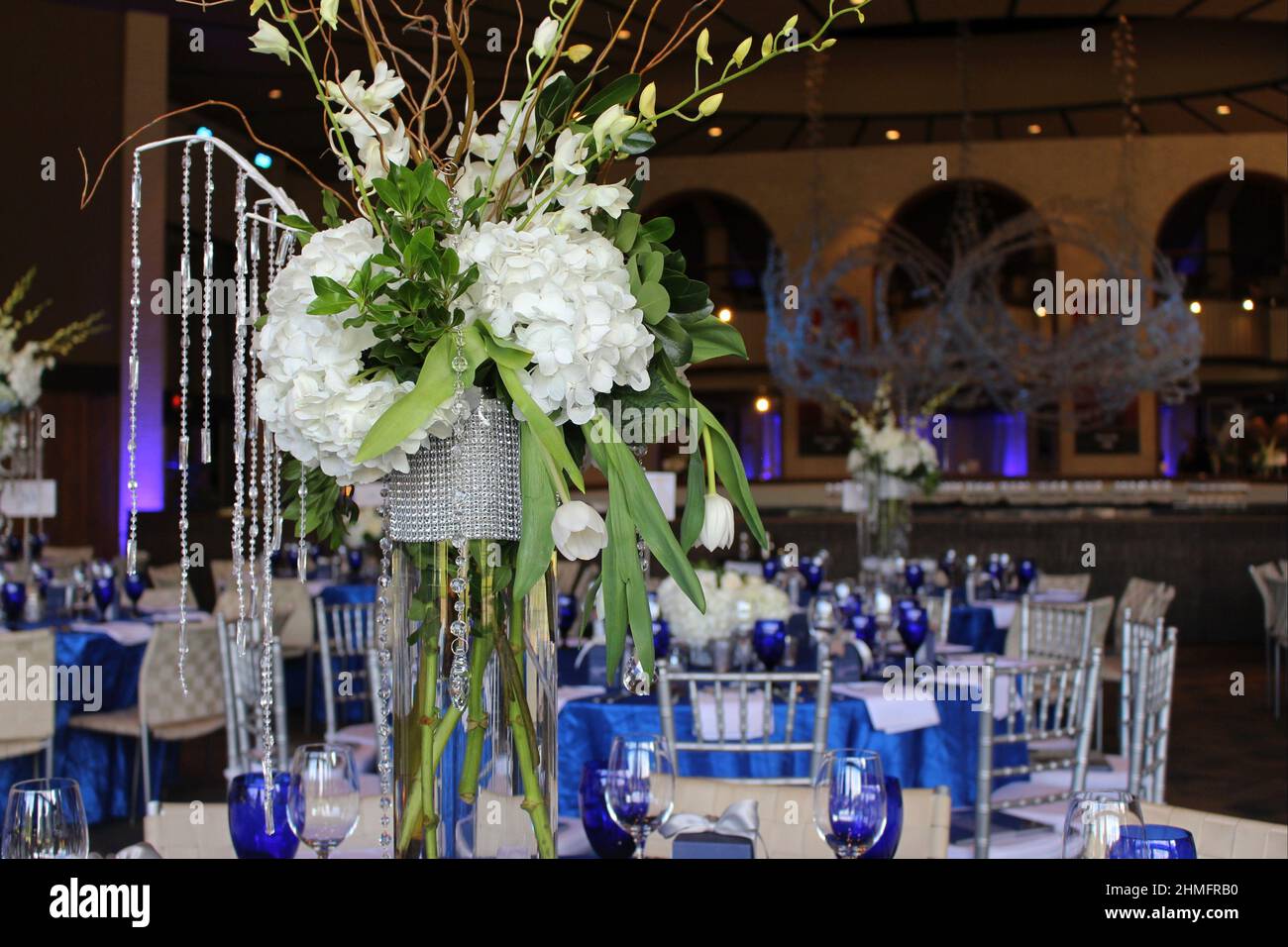 Glamouröse Tischgestaltung mit Blumenschmuck mit Kristallen im Mittelpunkt. Stockfoto