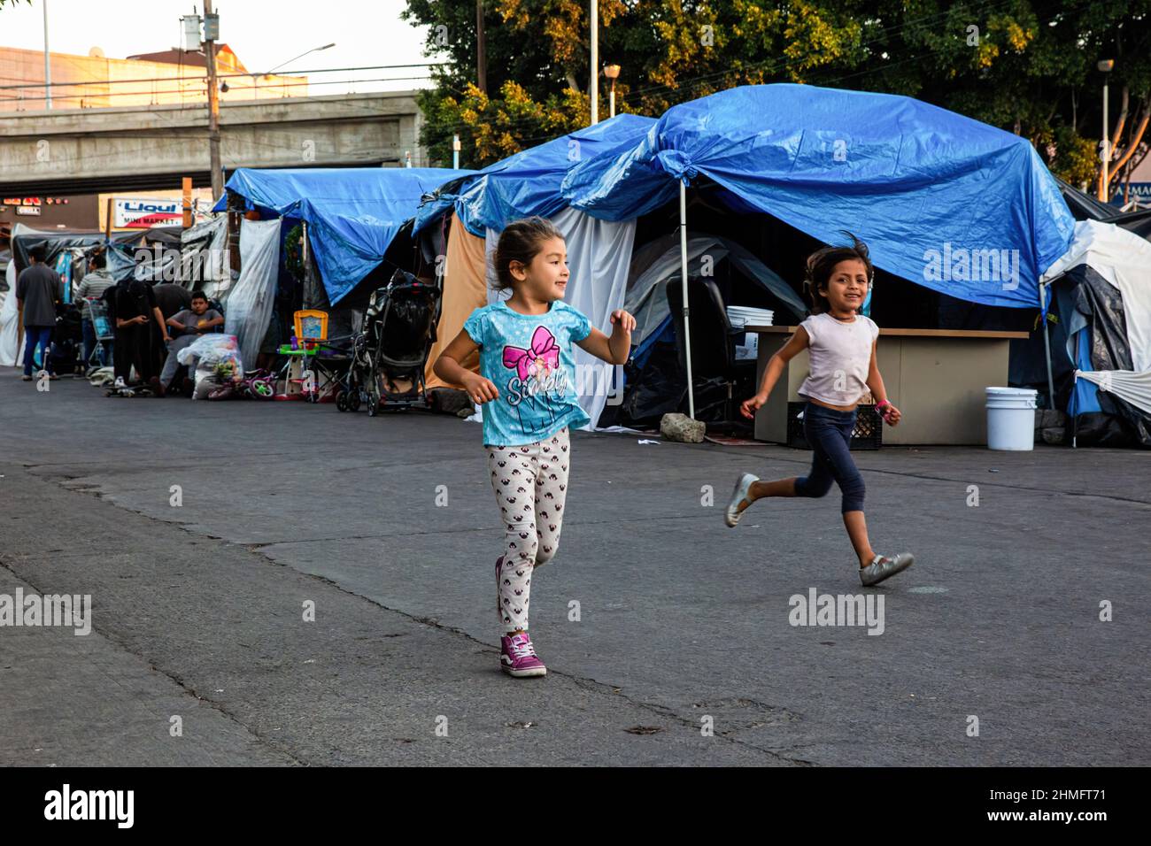 Tijuana, Mexiko. 24th Oktober 2020. Zwei Mädchen sahen, wie sie in einem Migrantenlager in 'El Chaparral' an der Grenze zu Tijuana spielten.Migrantenlager in 'El Chaparral' in Tijuana, einem Grenzübergang zwischen Mexiko und den Vereinigten Staaten. Das Lager hatte mehr als 300 Personen, die dort ein Jahr lang blieben und am 6. Februar 2022 vertrieben wurden. (Foto von Antonio Cascio/SOPA Images/Sipa USA) Quelle: SIPA USA/Alamy Live News Stockfoto