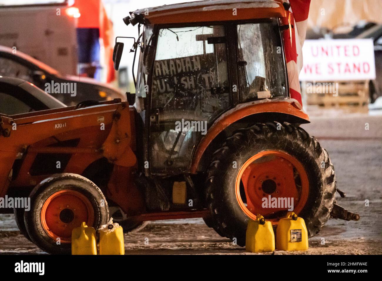 Ein Traktor mit Treibstoff, jerry, fährt im Logistiklager der Coventry Road zur Blockade des Konvois 2022 gegen das Mandat von Ottawa. Stockfoto