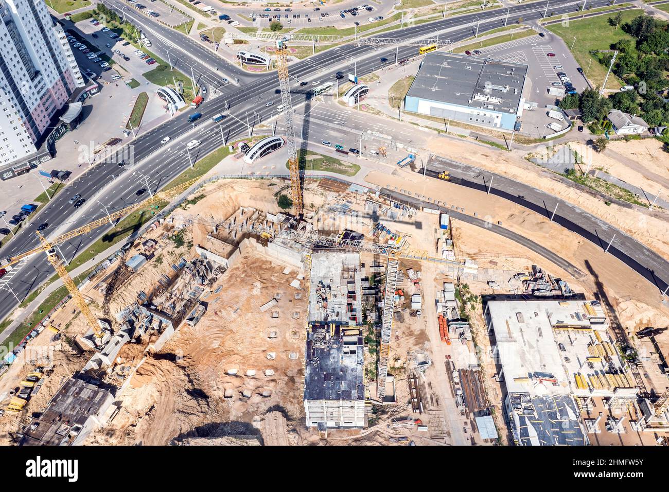 Große Baustelle in Stadtwohngebiet. Neue Wohngebäude im Bau. Luftpanorama Stockfoto