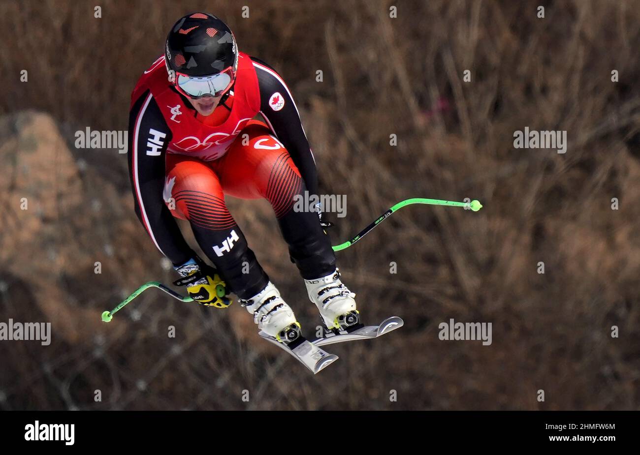 Peking, China. 09th. Februar 2022. James Crawford aus Kanada fährt bei den Olympischen Winterspielen in Peking am Donnerstag, dem 10. Februar 2022, Ski zur zweitbesten Zeit im Downhillbereich der Männer-Alpine-Kombination. Foto von Rick T. Wilking/UPI Kredit: UPI/Alamy Live News Stockfoto