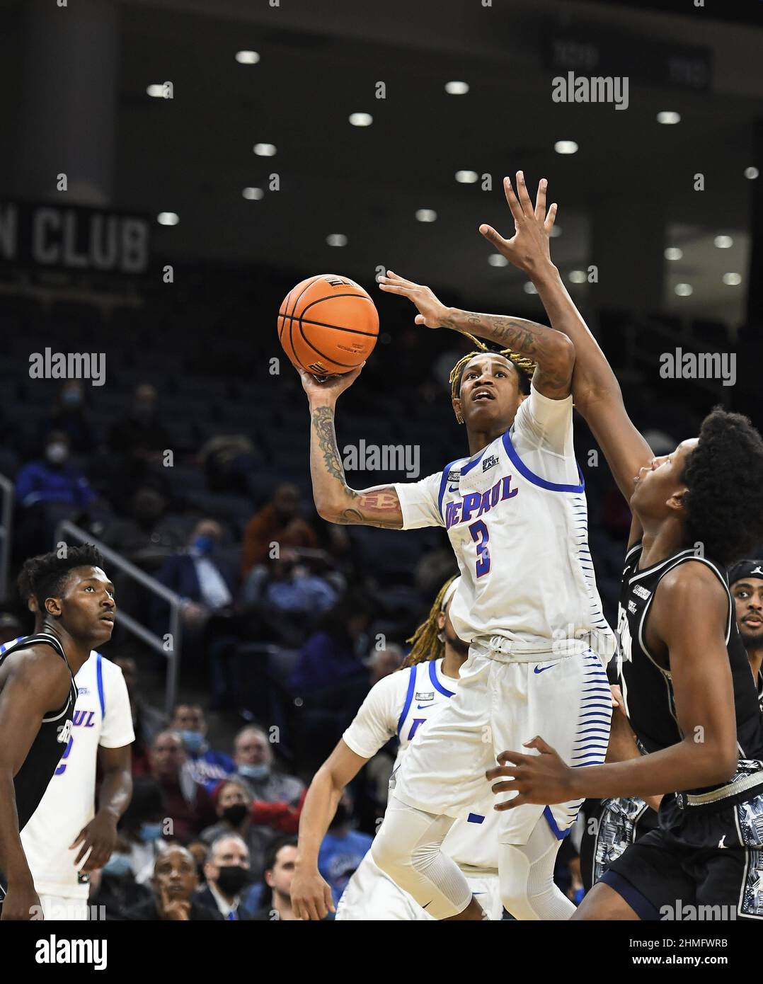 Chicago, Illinois, USA. 09th. Februar 2022. Die Wache von DePaul Blue Demons Jalen Terry (3) geht während des NCAA-Basketballspiels zwischen DePaul und Georgetown im Wintrust-Gebiet in Chicago, Illinois, auf einen Schuss. Dean Reid/CSM/Alamy Live News Stockfoto