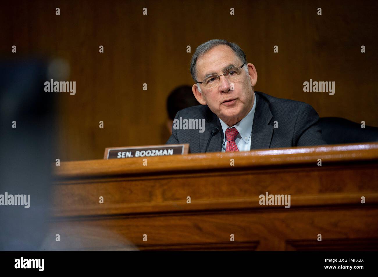 Das ranghohe Mitglied des Senatsausschusses für Landwirtschaft, Ernährung und Forstwirtschaft, Senator John Boozman, R-AR, spricht am Mittwoch, den 9. Februar 2022, während einer Anhörung zur Untersuchung der Risiken und der Regulierung digitaler Vermögenswerte im US-Kapitol in Washington, DC, USA. Foto von Bonnie Cash/CNP/ABACAPRESS.COM Stockfoto