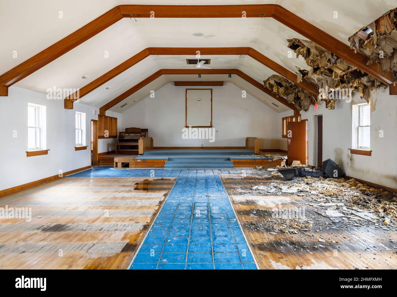 Eine leere verlassene Chuch mit Löchern im Dach. Stockfoto