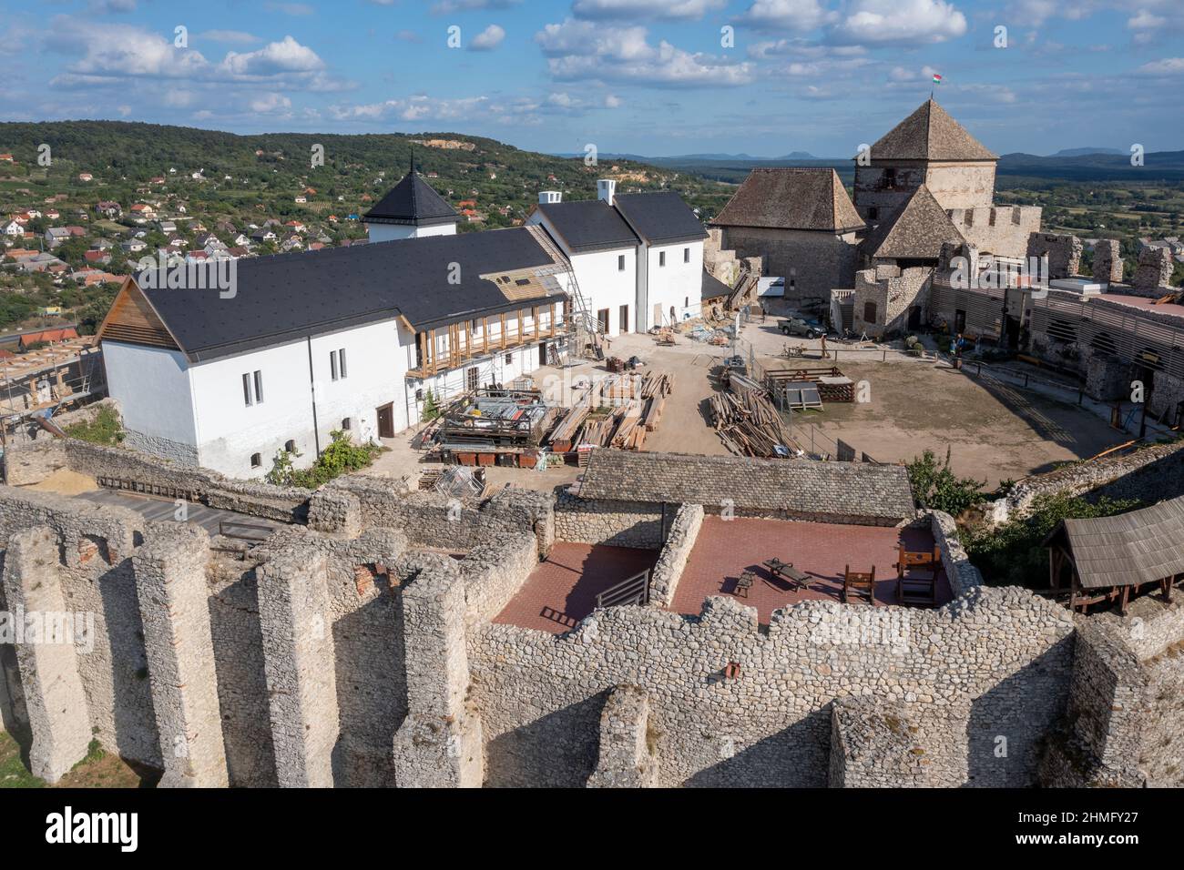 Blick in den Innenhof der mittelalterlichen Burg Sumeg in Ungarn mit neu restauriertem gotischen Palastgebäude weiße Wände hinter den Wällen beliebte Tour Stockfoto