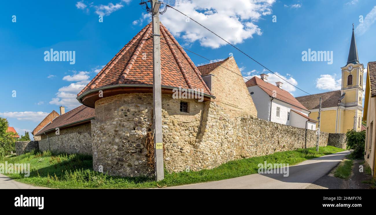 Luftaufnahme von Szaszvar mittelalterliche Burg und befestigtes Herrenhaus, mit rotem Dach, kleinem Kreis Turm und Mauern in Baranya Land Ungarn Stockfoto