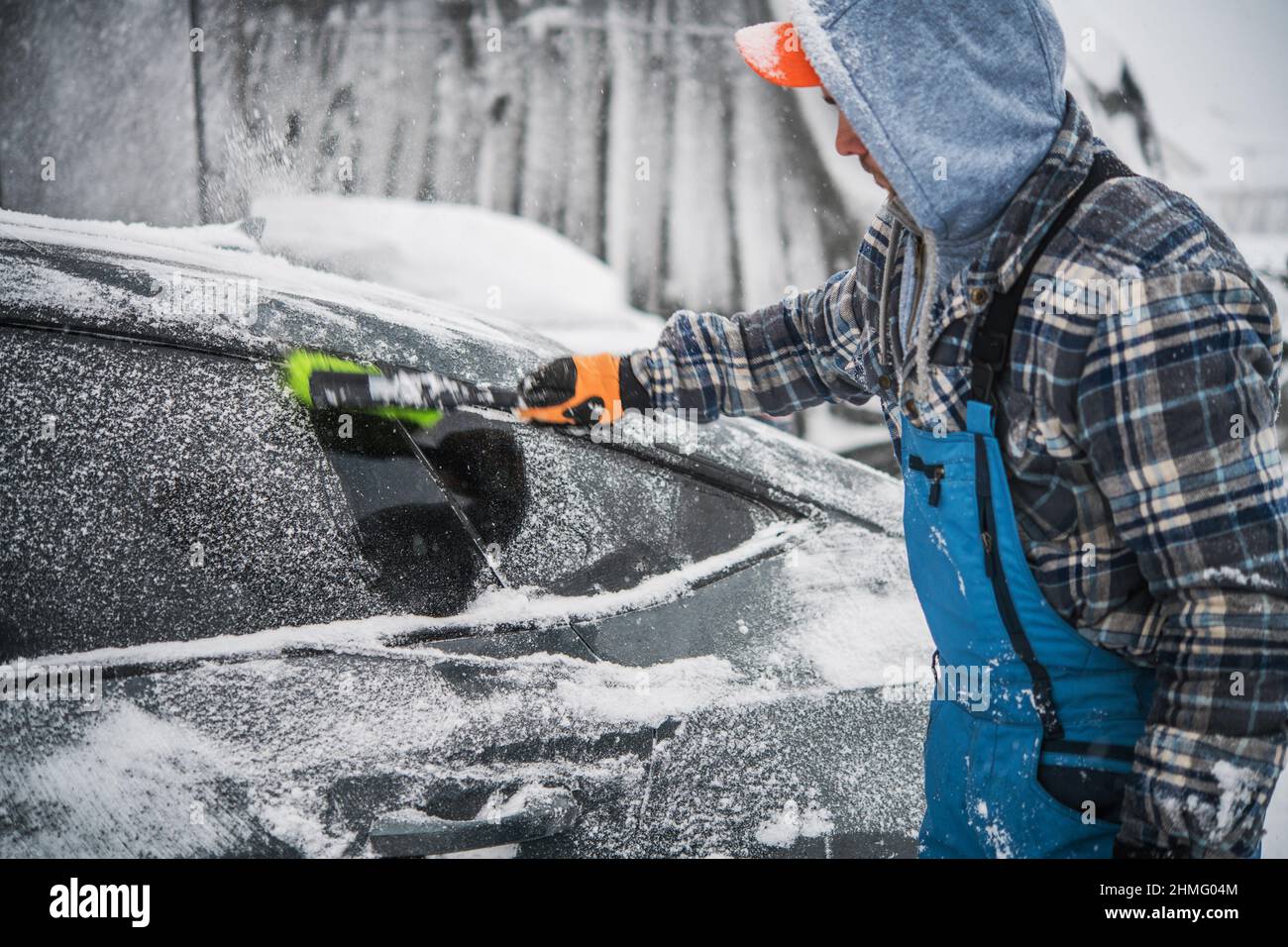 Eis vom auto befreien -Fotos und -Bildmaterial in hoher Auflösung – Alamy