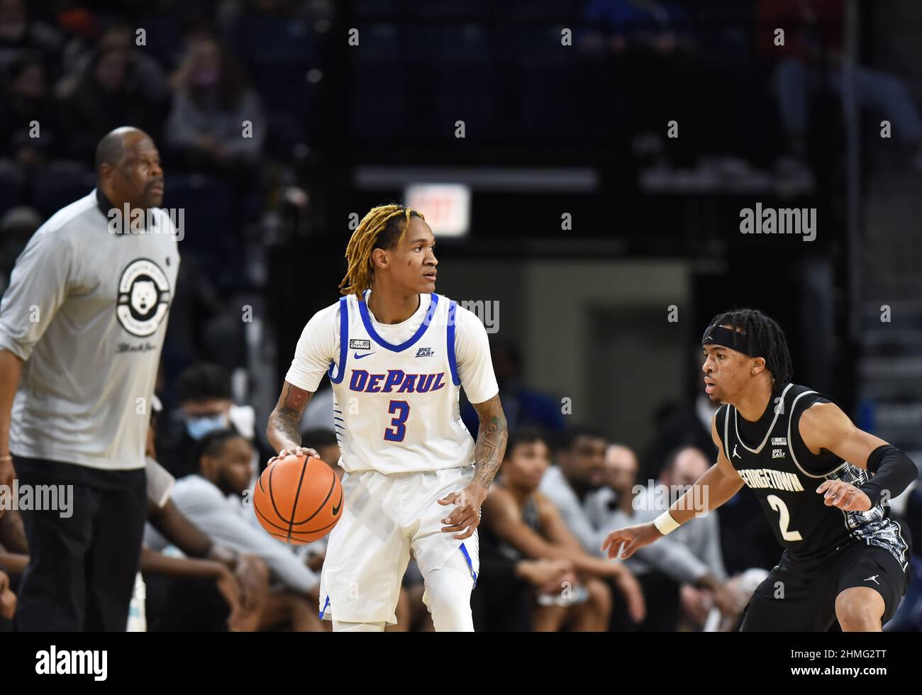 Chicago, Illinois, USA. 09th. Februar 2022. DePaul Blue Demons Wache Jalen Terry (3), der die Straftat während des NCAA-Basketballspiels der großen Ostkonferenz zwischen DePaul und Georgetown im Wintrust-Gebiet in Chicago, Illinois, aufstellte. Dean Reid/CSM/Alamy Live News Stockfoto