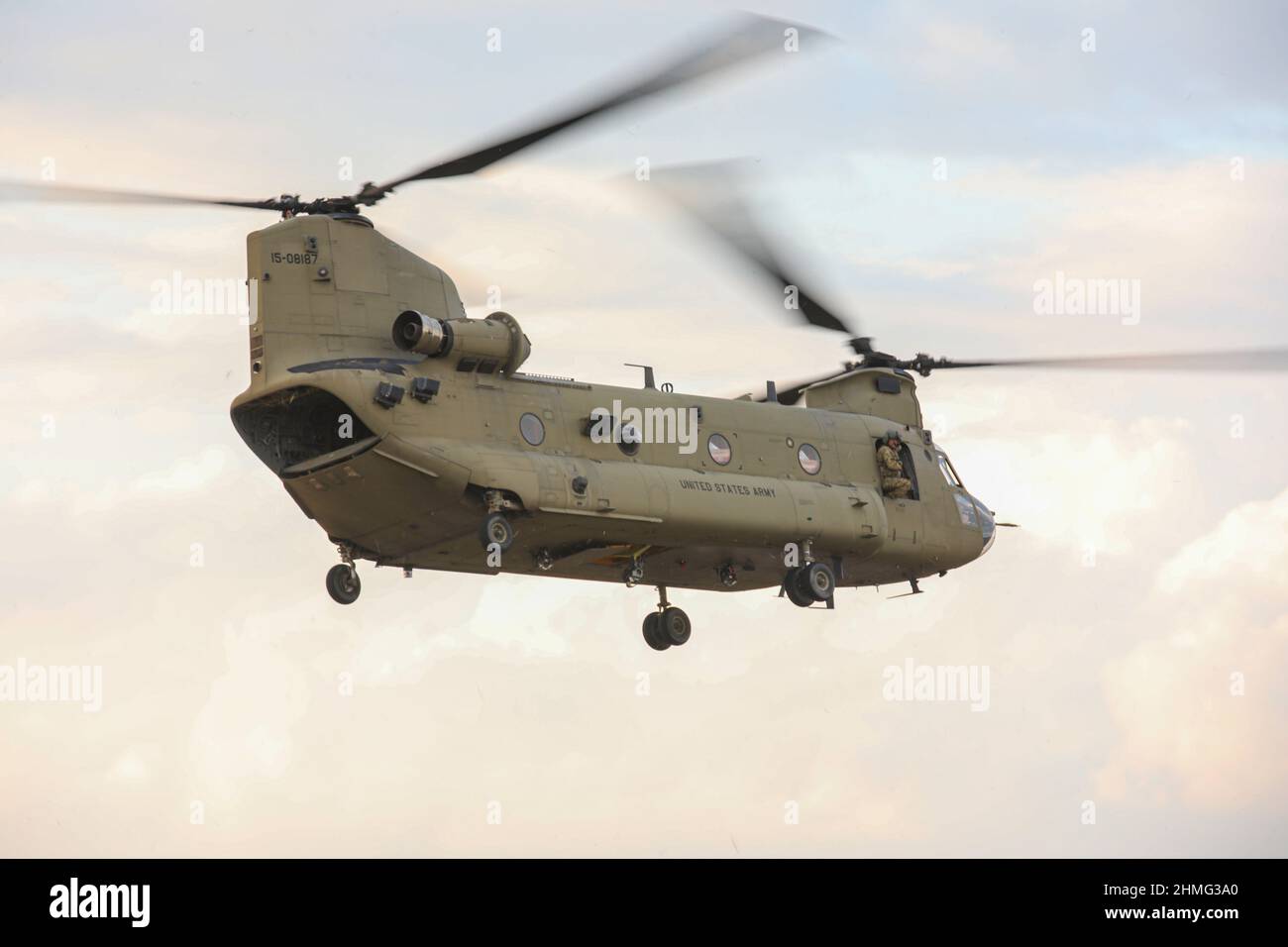 Soldaten der US-Armee, die der 10th Combat Aviation Brigade, einem Teil der Task Force Six Shooter, zugewiesen sind, führen am 9. Januar 2022 Luftverkehrsoperationen am Alexandria International Airport durch. Falcon-Soldaten nehmen in Louisiana an der JRTC Teil. (USA Armeefoto von Sgt. Michael Wilson) Stockfoto