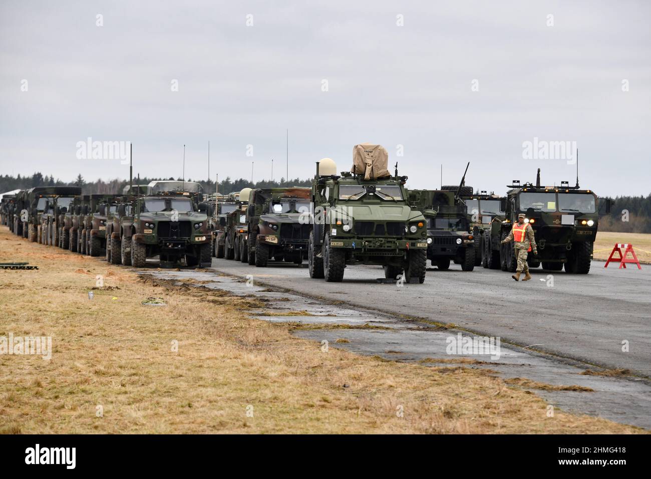 Verschiedene taktische Fahrzeuge, die dem 2nd. Squadron, 2nd. Kavallerie-Regiment zugewiesen wurden, warten auf die Verladung auf Lastwagen im Rose Barracks Air Field des 7th Army Training Command, Vilseck, Deutschland, 9. Februar 2022. Das Squadron wird in den kommenden Tagen nach Rumänien entsnien, um die mehr als 900 US-Dienstmitglieder, die bereits in Rumänien sind, zu erweitern. Dieser Schritt soll auf das aktuelle Sicherheitsumfeld reagieren und die abschreckende und defensive Haltung an der Ostflanke der NATO stärken. (USA Armeefoto von Gertrud Zach) Stockfoto