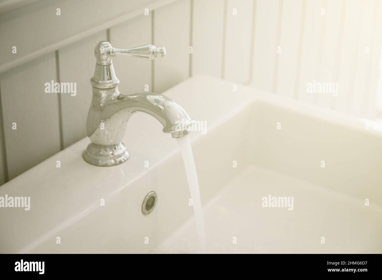 Wasserhähne im Toilettenhintergrund Stockfoto