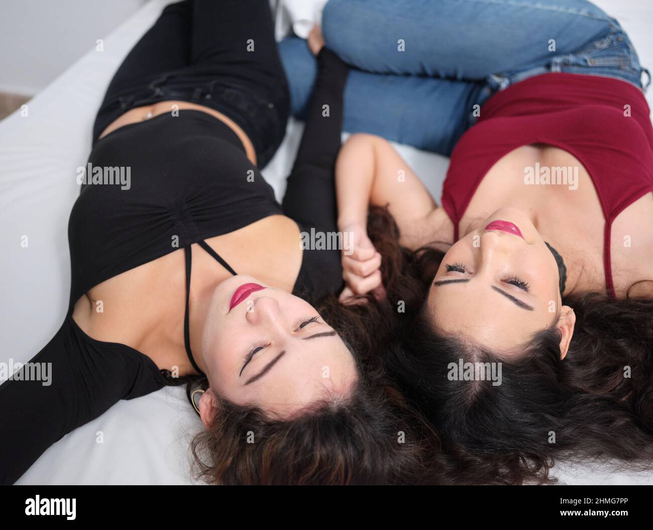 Zwei Freunde liegen und entspannen sich auf einem Bett Stockfoto