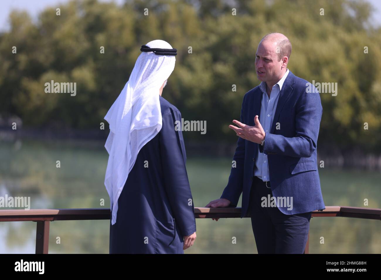 Der Herzog von Cambridge spricht mit Scheich Khaled bin Mohamed bin Zayed Al Nahyan, dem Vorsitzenden des Abu Dhabi Executive Office, Während seines Besuchs in den Feuchtgebieten von Abu Dhabi im Jubail Mangrove Park, um mehr über die Bemühungen der VAE zu erfahren, die regionale Flora und Fauna vor menschlichen und ökologischen Herausforderungen zu schützen, insbesondere angesichts des Wachstums und der Entwicklung der städtischen Zentren des Landes, Im Rahmen seiner Reise durch die Vereinigten Arabischen Emirate. Bilddatum: Donnerstag, 10. Februar 2022. Stockfoto