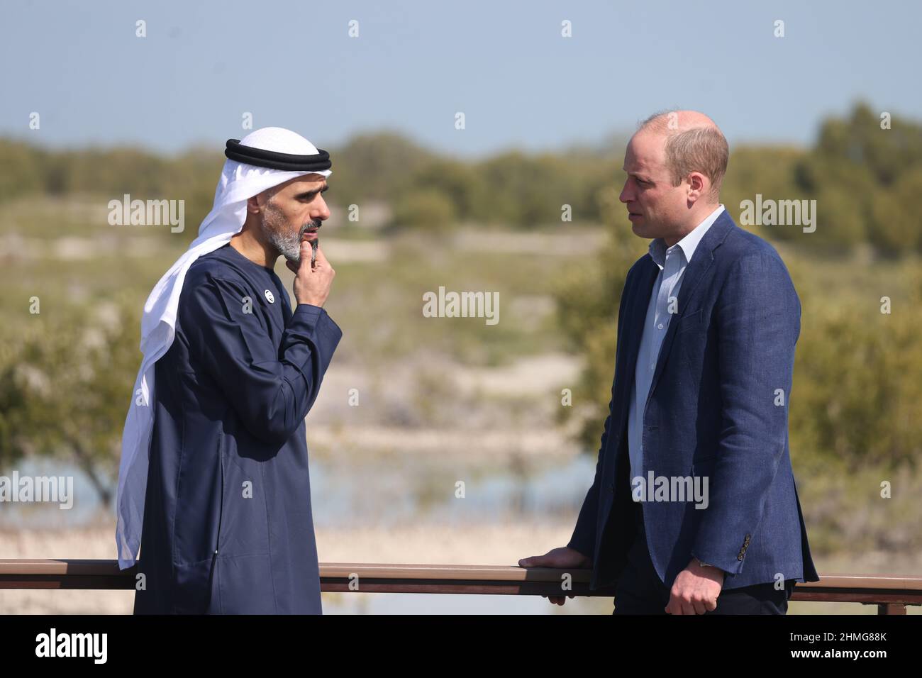 Der Herzog von Cambridge spricht mit Scheich Khaled bin Mohamed bin Zayed Al Nahyan, dem Vorsitzenden des Abu Dhabi Executive Office, Während seines Besuchs in den Feuchtgebieten von Abu Dhabi im Jubail Mangrove Park, um mehr über die Bemühungen der VAE zu erfahren, die regionale Flora und Fauna vor menschlichen und ökologischen Herausforderungen zu schützen, insbesondere angesichts des Wachstums und der Entwicklung der städtischen Zentren des Landes, Im Rahmen seiner Reise durch die Vereinigten Arabischen Emirate. Bilddatum: Donnerstag, 10. Februar 2022. Stockfoto