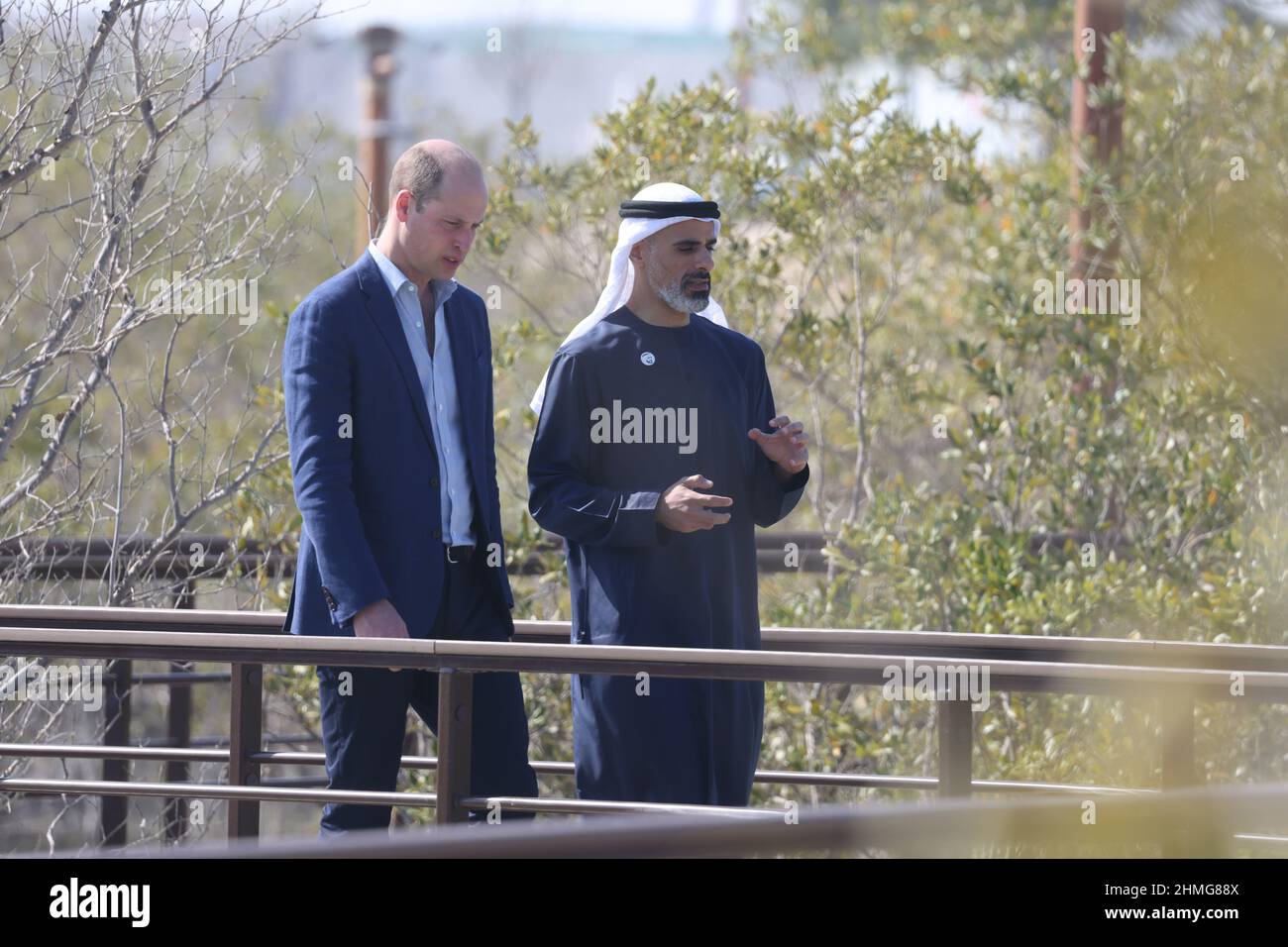 Der Herzog von Cambridge spricht mit Scheich Khaled bin Mohamed bin Zayed Al Nahyan, dem Vorsitzenden des Abu Dhabi Executive Office, Während seines Besuchs in den Feuchtgebieten von Abu Dhabi im Jubail Mangrove Park, um mehr über die Bemühungen der VAE zu erfahren, die regionale Flora und Fauna vor menschlichen und ökologischen Herausforderungen zu schützen, insbesondere angesichts des Wachstums und der Entwicklung der städtischen Zentren des Landes, Im Rahmen seiner Reise durch die Vereinigten Arabischen Emirate. Bilddatum: Donnerstag, 10. Februar 2022. Stockfoto
