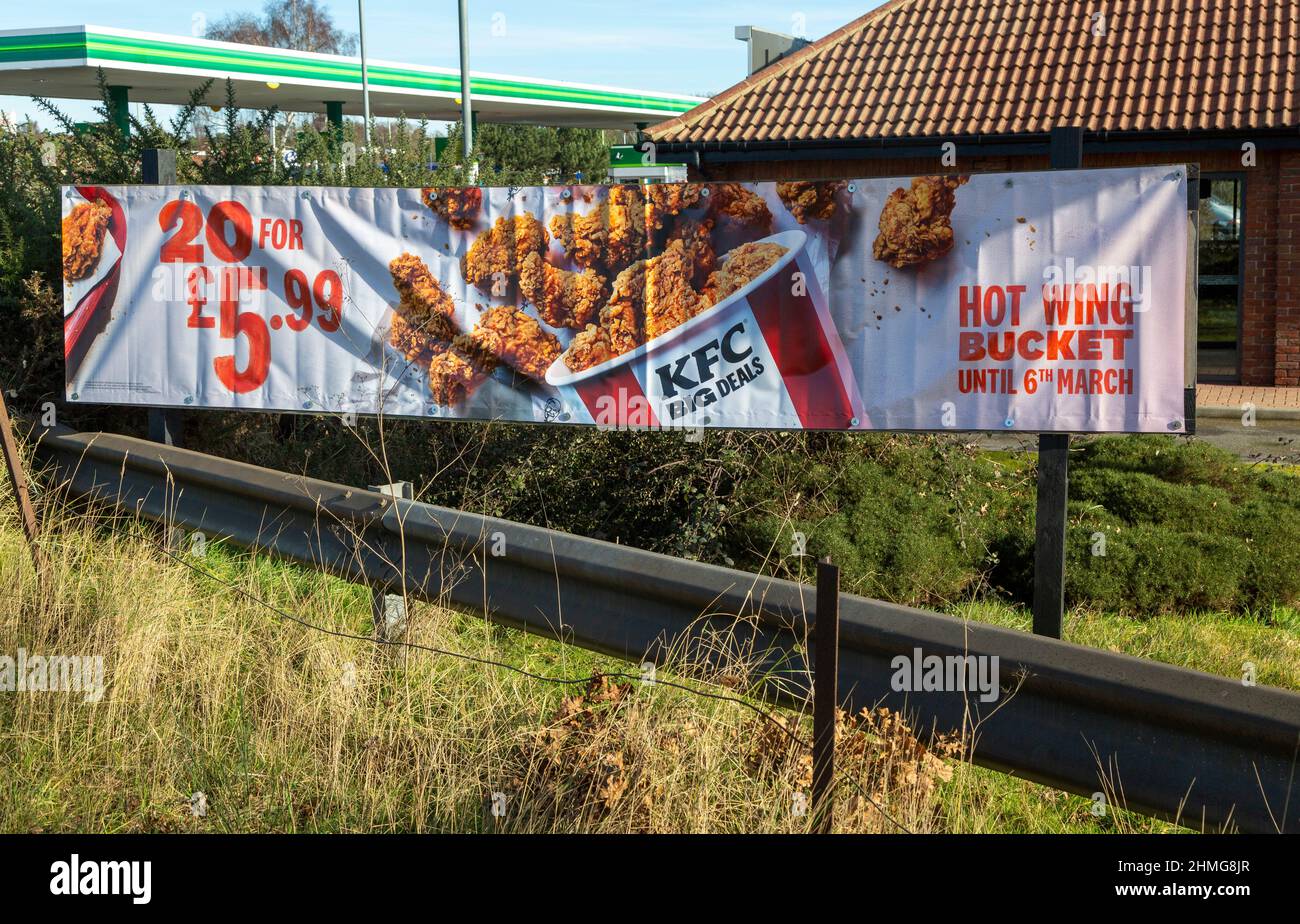 Banner-Schild Werbung KFC Hot Bucket Wings, Kentucky Fried Chicken Outlet, Martlesham, Suffolk, England, Großbritannien Stockfoto