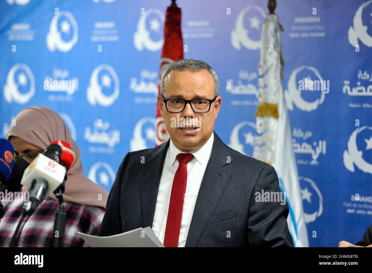 Tunis, Tunesien. 9th. Februar 2022. Tunis, Tunesien. 9. Februar 2022. Die tunesische Ennahda-Partei hält eine Pressekonferenz im Ennahda-Hauptquartier in Tunis ab. Während der Veranstaltung verteidigte Ennahda die Unabhängigkeit der Justiz und wies die Anschuldigungen der Beteiligung Ennahdas an der Verhinderung der Ermittlungen der 2013 ermordeten linken Politiker Chokri Belaid und Mohamed Brahmi zurück (Foto: © Hasan mrad/IMAGESLIVE via ZUMA Press Wire) Stockfoto