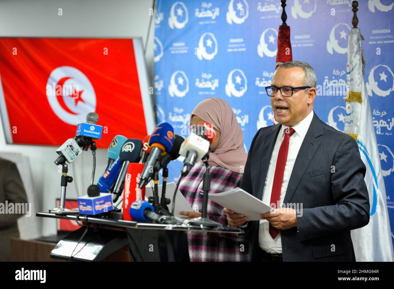 Tunis, Tunesien. 9th. Februar 2022. Tunis, Tunesien. 9. Februar 2022. Die tunesische Ennahda-Partei hält eine Pressekonferenz im Ennahda-Hauptquartier in Tunis ab. Während der Veranstaltung verteidigte Ennahda die Unabhängigkeit der Justiz und wies die Anschuldigungen der Beteiligung Ennahdas an der Verhinderung der Ermittlungen der 2013 ermordeten linken Politiker Chokri Belaid und Mohamed Brahmi zurück (Foto: © Hasan mrad/IMAGESLIVE via ZUMA Press Wire) Stockfoto