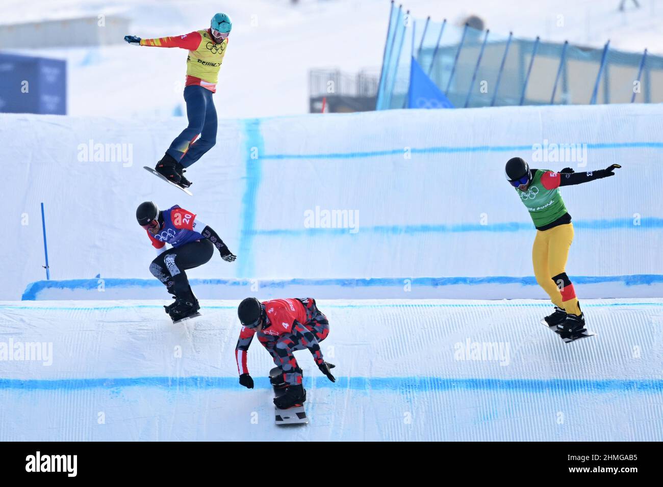 Zhangjiakou, China. 10th. Februar 2022. Olympische Spiele, Snowboard Cross, Männer, Viertelfinale, im Genting Snow Park. Lucas Eguibar aus Spanien (l-r), Mick Dierdorff aus den USA, Alessandro Hämmerle aus Österreich und Martin Noerl aus Deutschland im Einsatz. Quelle: Angelika Warmuth/dpa/Alamy Live News Stockfoto