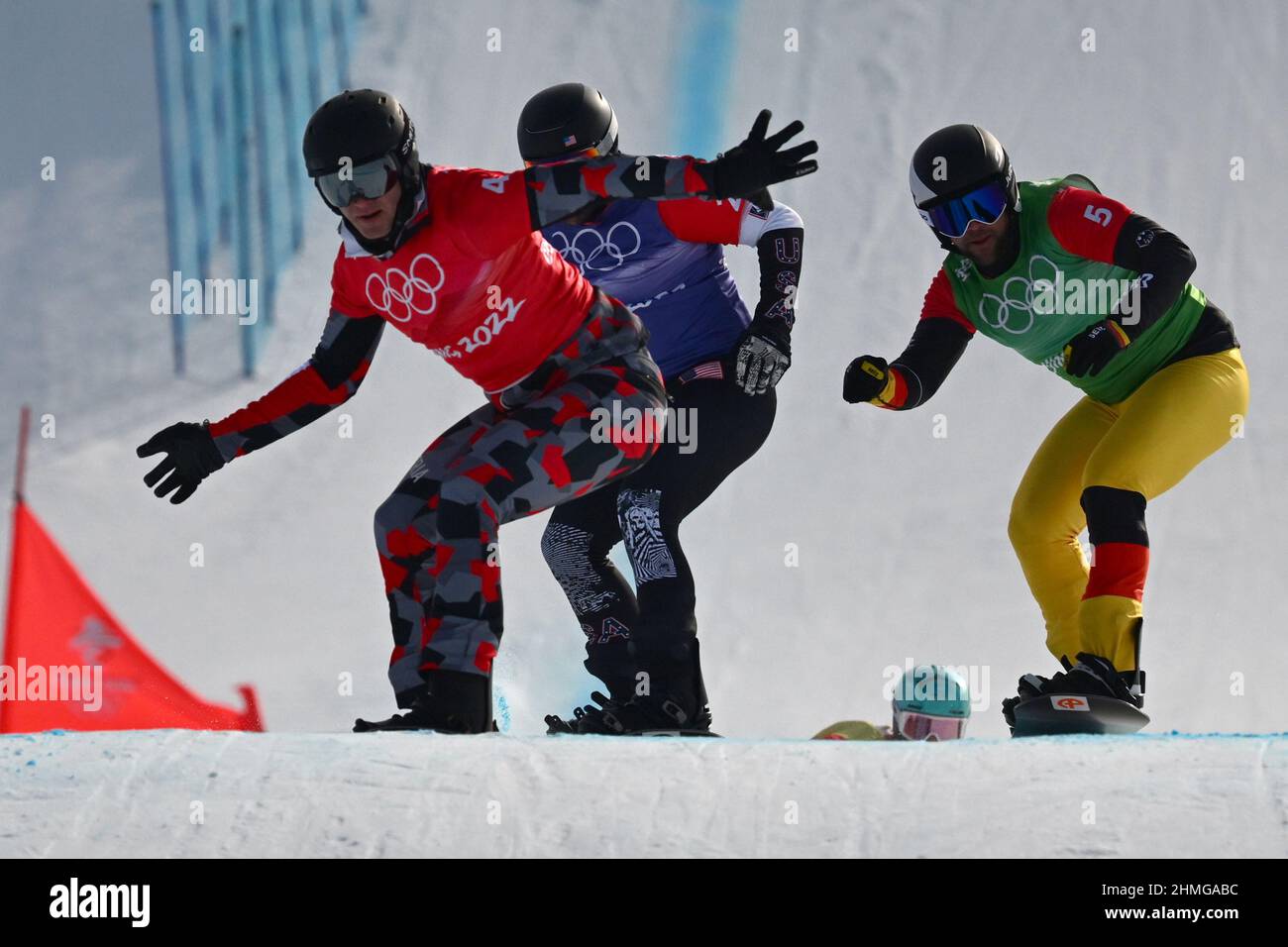 Zhangjiakou, China. 10th. Februar 2022. Olympische Spiele, Snowboard Cross, Männer, Viertelfinale, im Genting Snow Park. Alessandro Hämmerle aus Österreich (l-r), Mick Dierdorff aus den USA, Lucas Eguibar aus Spanien und Martin Noerl aus Deutschland im Einsatz. Quelle: Angelika Warmuth/dpa/Alamy Live News Stockfoto