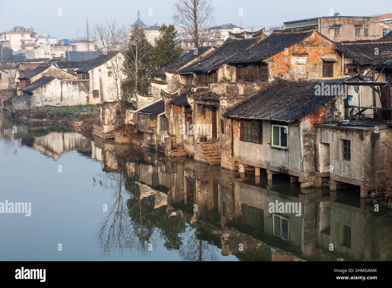Traditionelle Häuser in der Altstadt von Jiashan entlang eines Kanals. China. Stockfoto