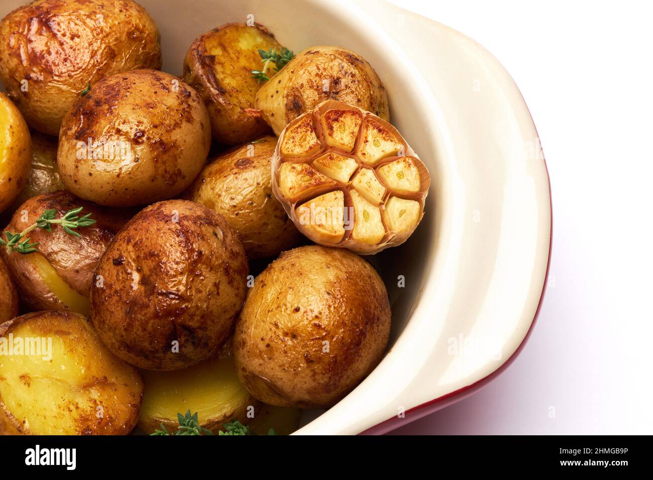 Gebackene Kartoffel in einem Tontopf isoliert auf weißem Hintergrund Stockfoto