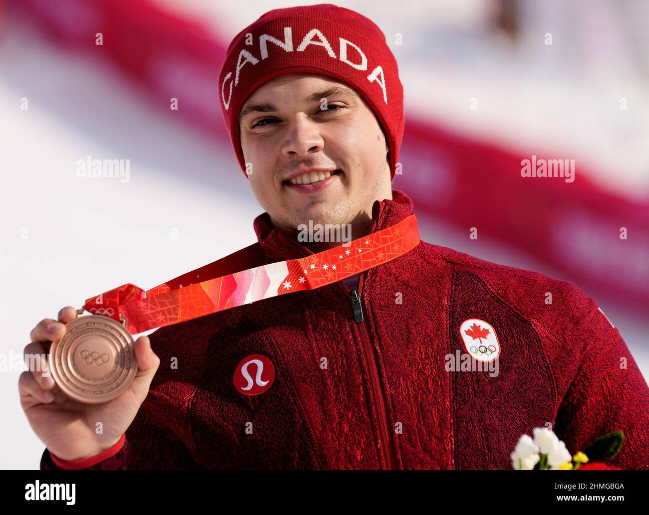 Peking, China. 10th. Februar 2022. James Crawford aus Kanada zeigt seine Bronzemedaille, nachdem er bei den Olympischen Winterspielen in Peking am Donnerstag, dem 10. Februar 2022, den dritten Platz in der Alpinen Kombination der Männer belegt hatte. Foto von Rick T. Wilking/UPI Kredit: UPI/Alamy Live News Stockfoto