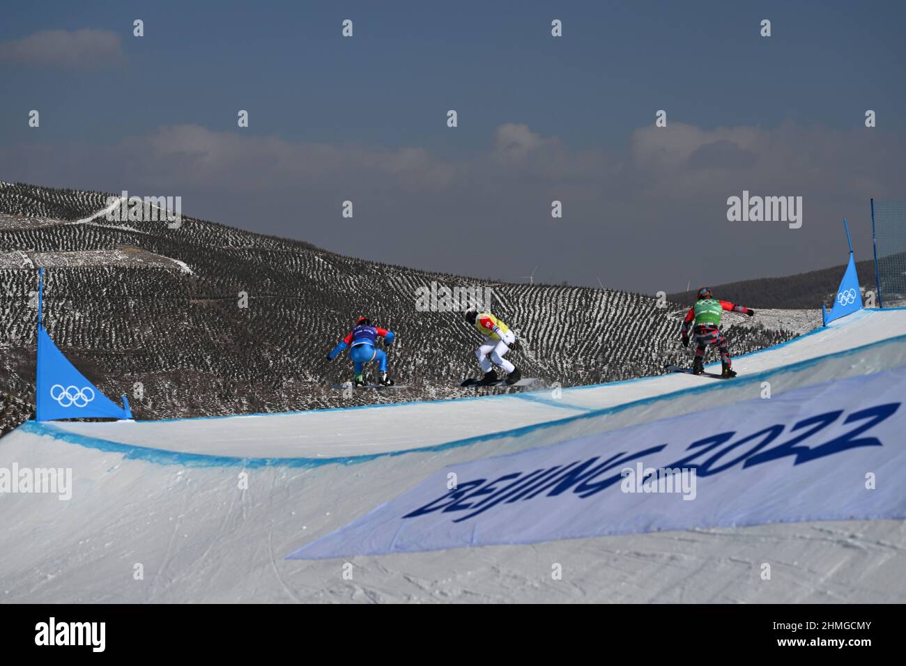 Zhangjiakou, China. 10th. Februar 2022. Olympische Spiele, Snowboard-Kreuz, Männer, Runde 16, im Genting Snow Park. Tommaso Leoni aus Italien (l-r), Léo Le Blé Jaques aus Frankreich und Lukas Pachner aus Österreich im Einsatz. Quelle: Angelika Warmuth/dpa/Alamy Live News Stockfoto