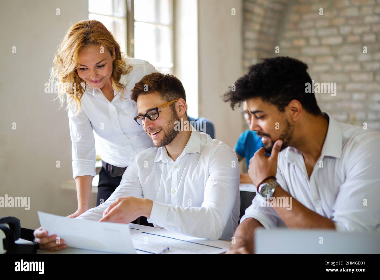 Gruppe von multiethnischen Geschäftsleuten, die während der Ausbildung zusammenarbeiten Stockfoto