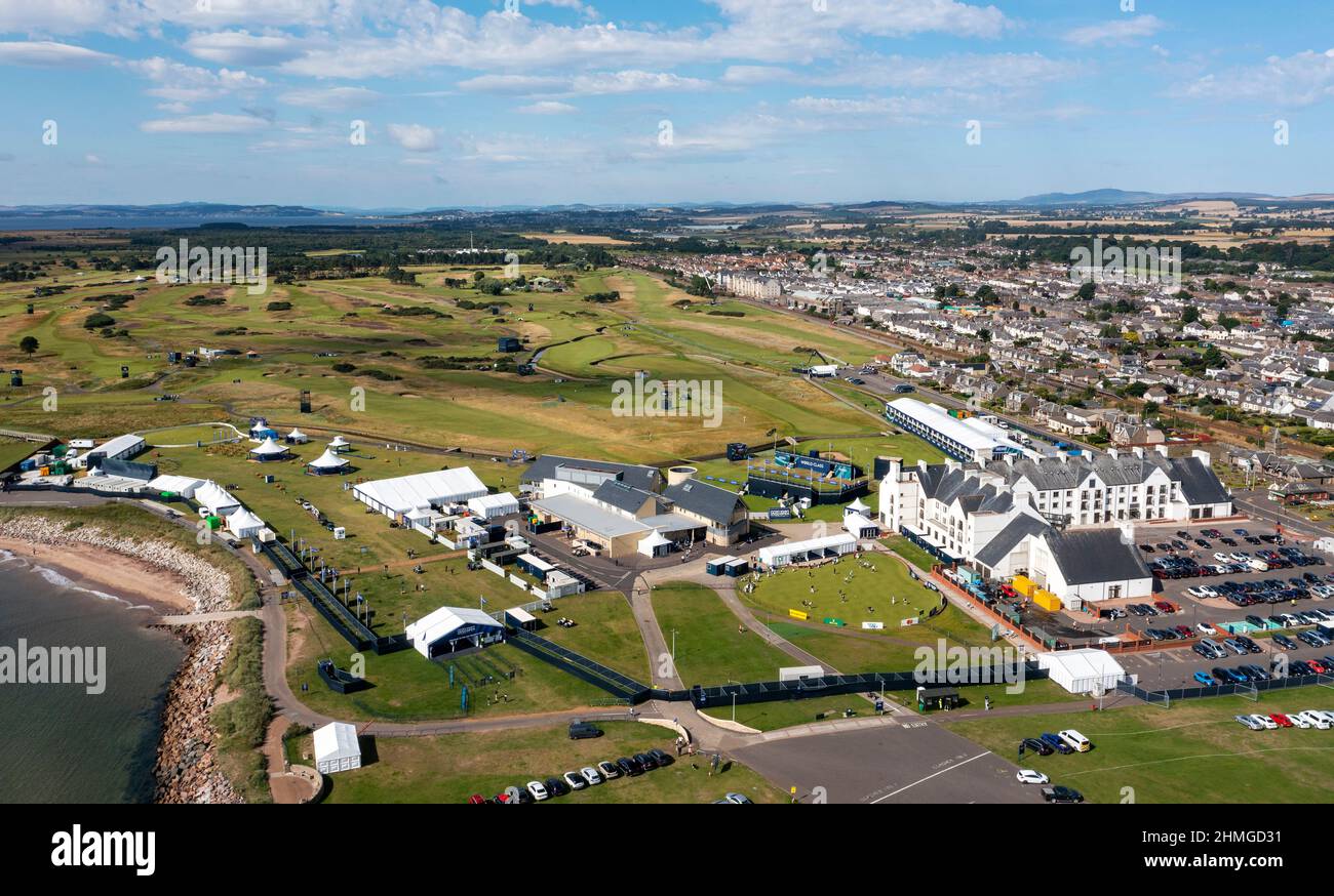 Luftaufnahme des Carnoustie Hotels und des Championship-Golfplatzes, Carnoustie, Angus, Schottland. Stockfoto