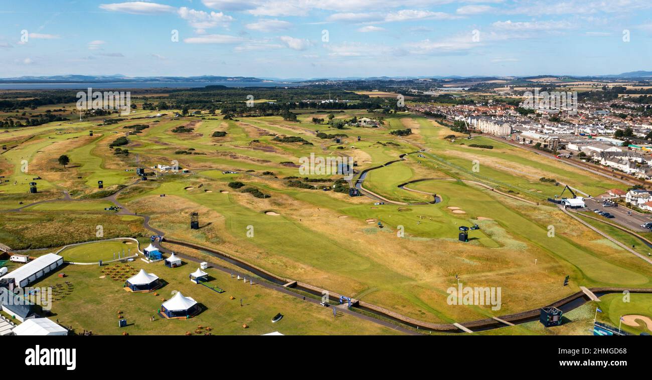 Luftaufnahme des Carnoustie Hotels und des Championship-Golfplatzes, Carnoustie, Angus, Schottland. Stockfoto