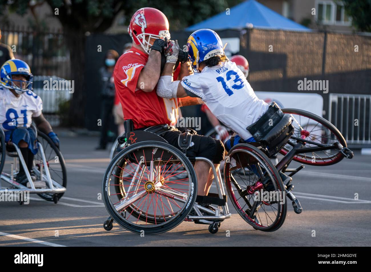 John Teegarden (61) von den Kansas City Chiefs kämpft während der Wheelchair Football League Championship g gegen Robert Lew (13) von den Los Angeles Rams Stockfoto