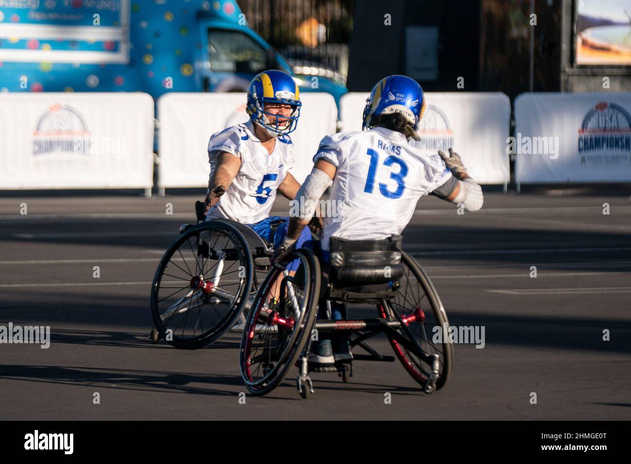 Alvin Malave (5) und Robert Lew (13) von den Los Angeles Rams feiern einen Touchdown während des Wheelchair Football League Championship-Spiels, Stockfoto