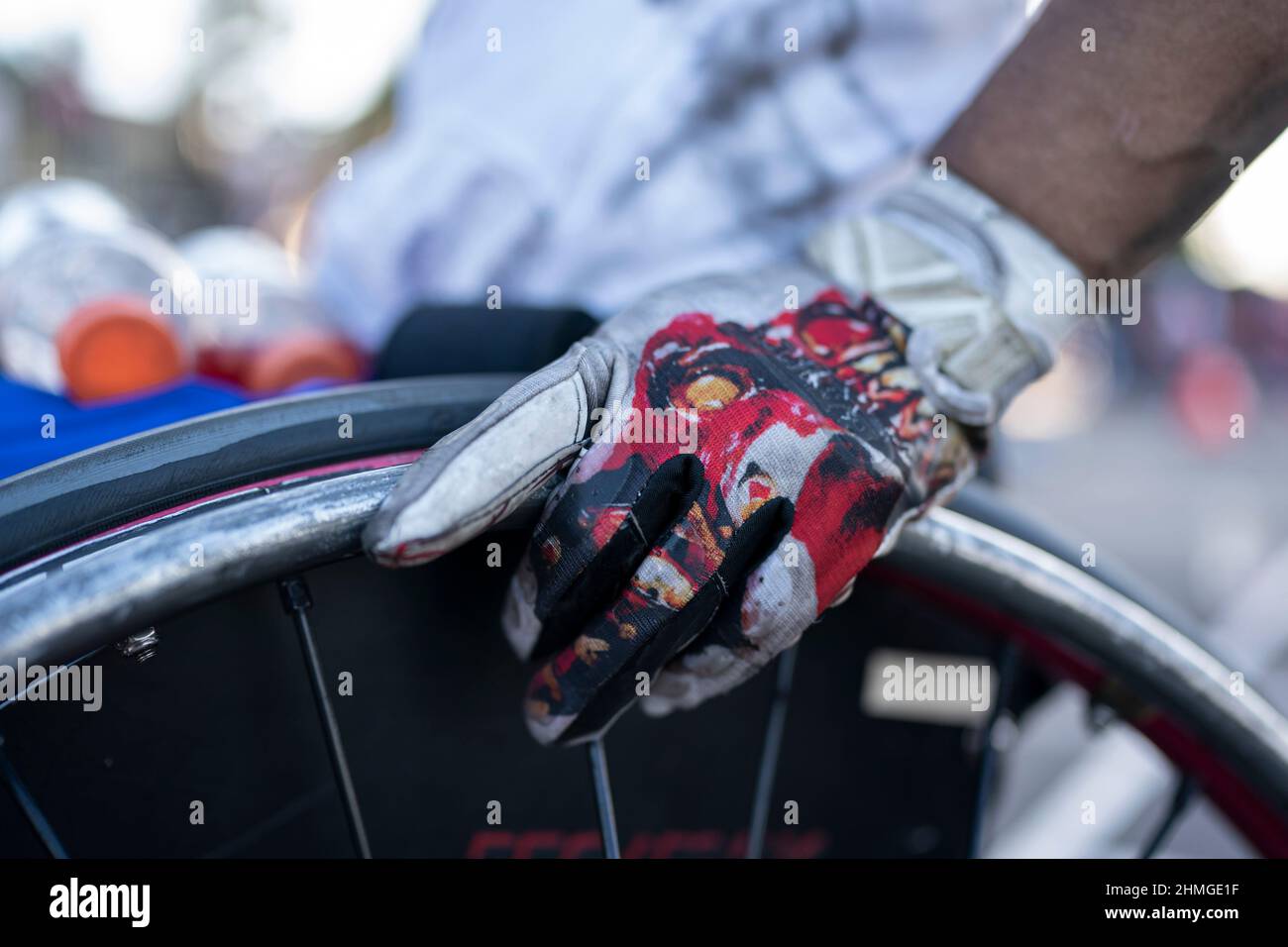 Detail eines Handschuhs von Robert Lew (13) der Los Angeles Rams während des Wheelchair Football League Championship Spiels, Mittwoch, 9. Februar 2022, in Lo Stockfoto