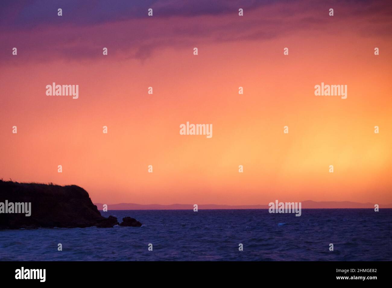 Sonnenuntergang auf See bei Sturm und Regen. Stockfoto