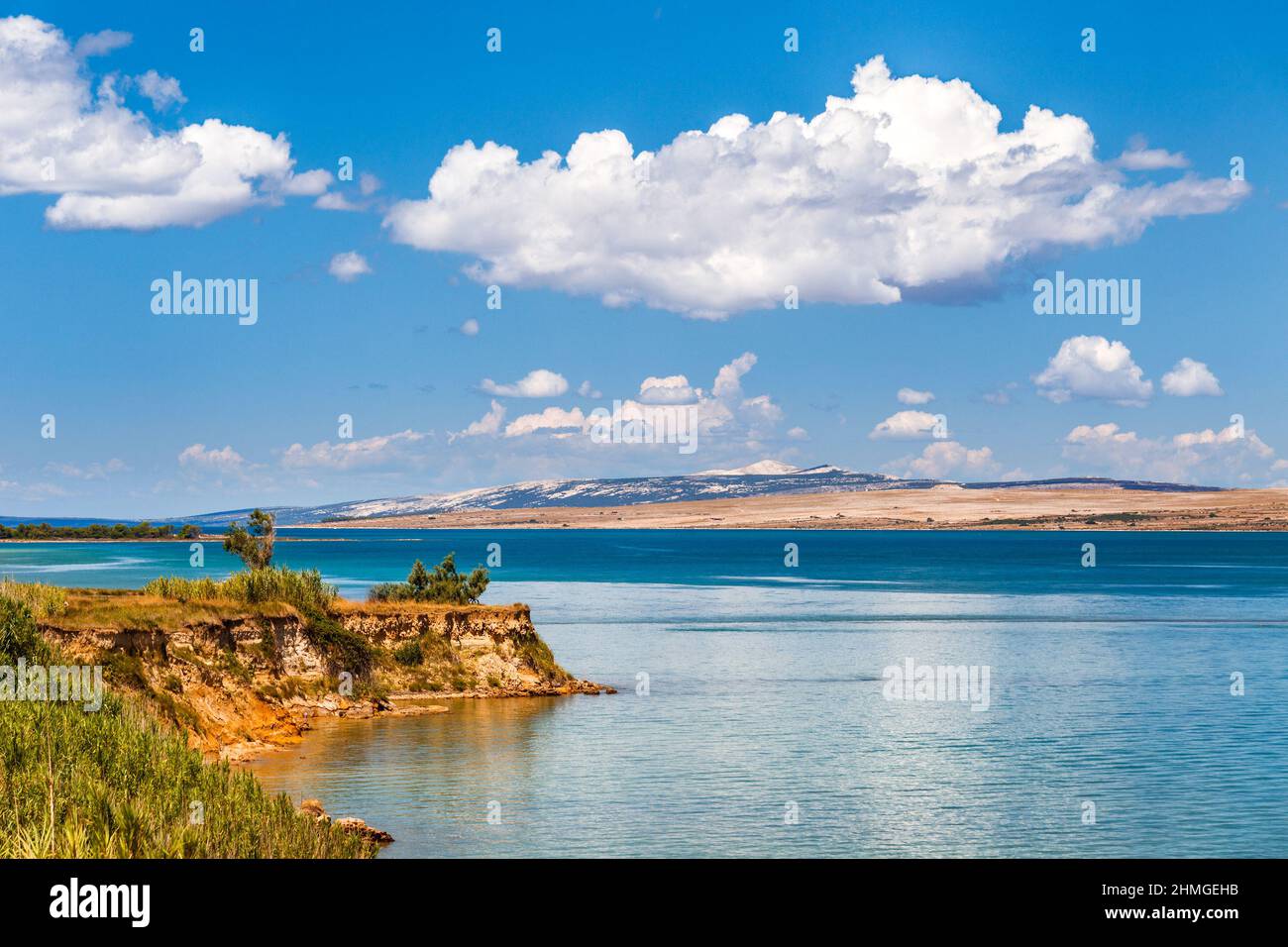 Die Landschaft mit Meeresbucht und mit der Insel Pag im Hintergrund, Kroatien, Europa. Stockfoto