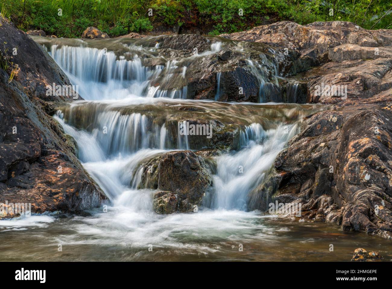 Naturschutzgebiet Storforsen, Schlucht mit Wasserbecken und Wasserfall, Kreis Älvsbyn, Provinz Norrbotten, Schweden Stockfoto