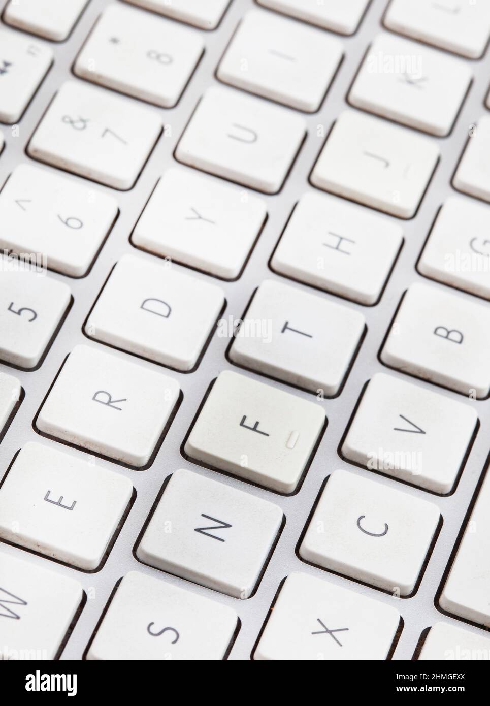 Nicht-fungible Token oder NFT-Konzept, NFT auf der Computertastatur geschrieben Stockfoto