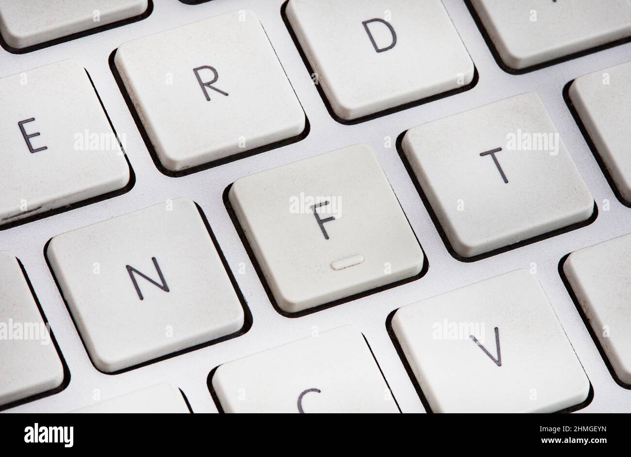 Nicht-fungible Token oder NFT-Konzept, NFT auf der Computertastatur geschrieben Stockfoto