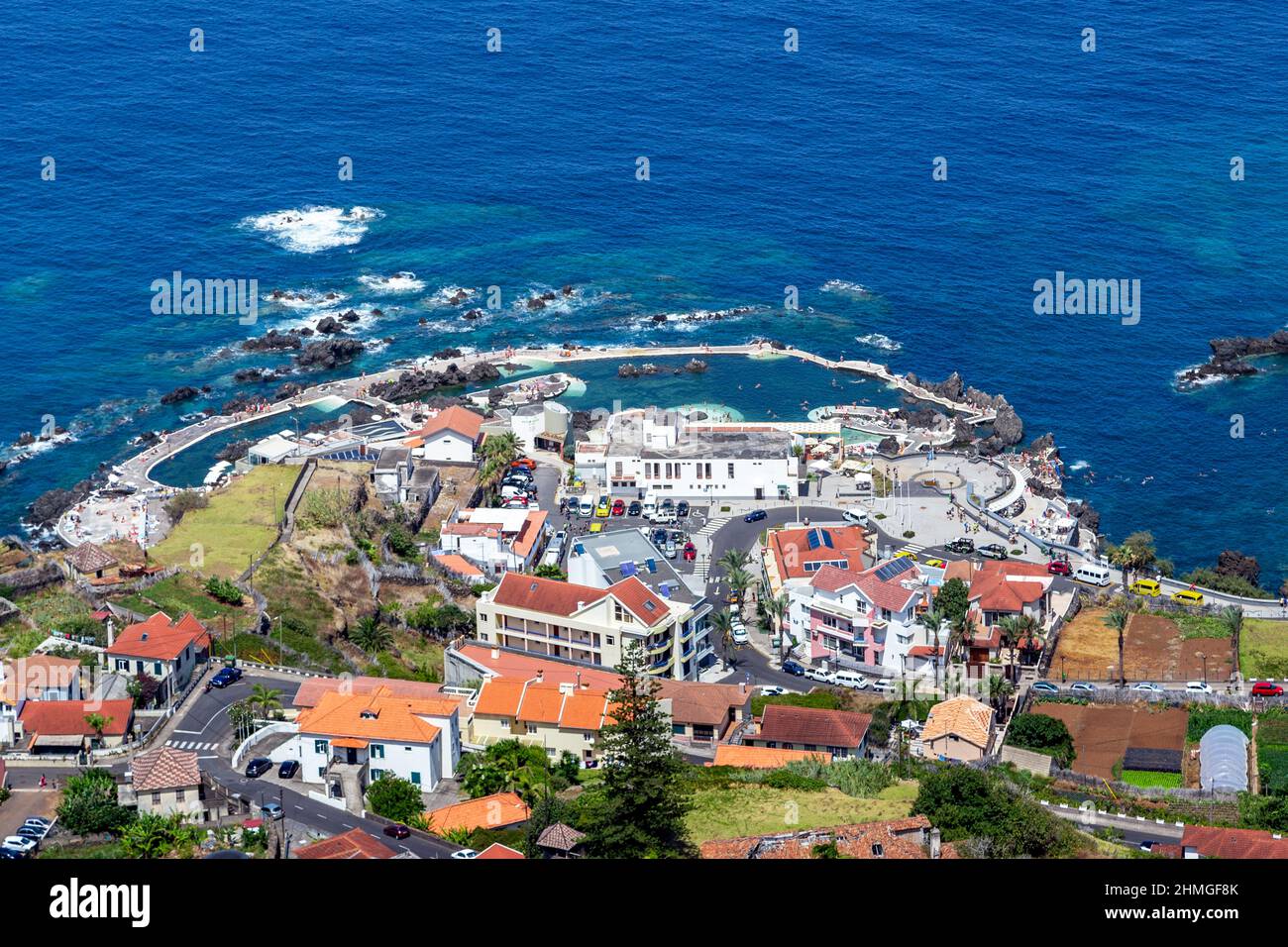 PORTO MONIZ, PORTUGAL - 23. AUGUST 2021: Dies ist eine Luftaufnahme der Lavabecken. Stockfoto