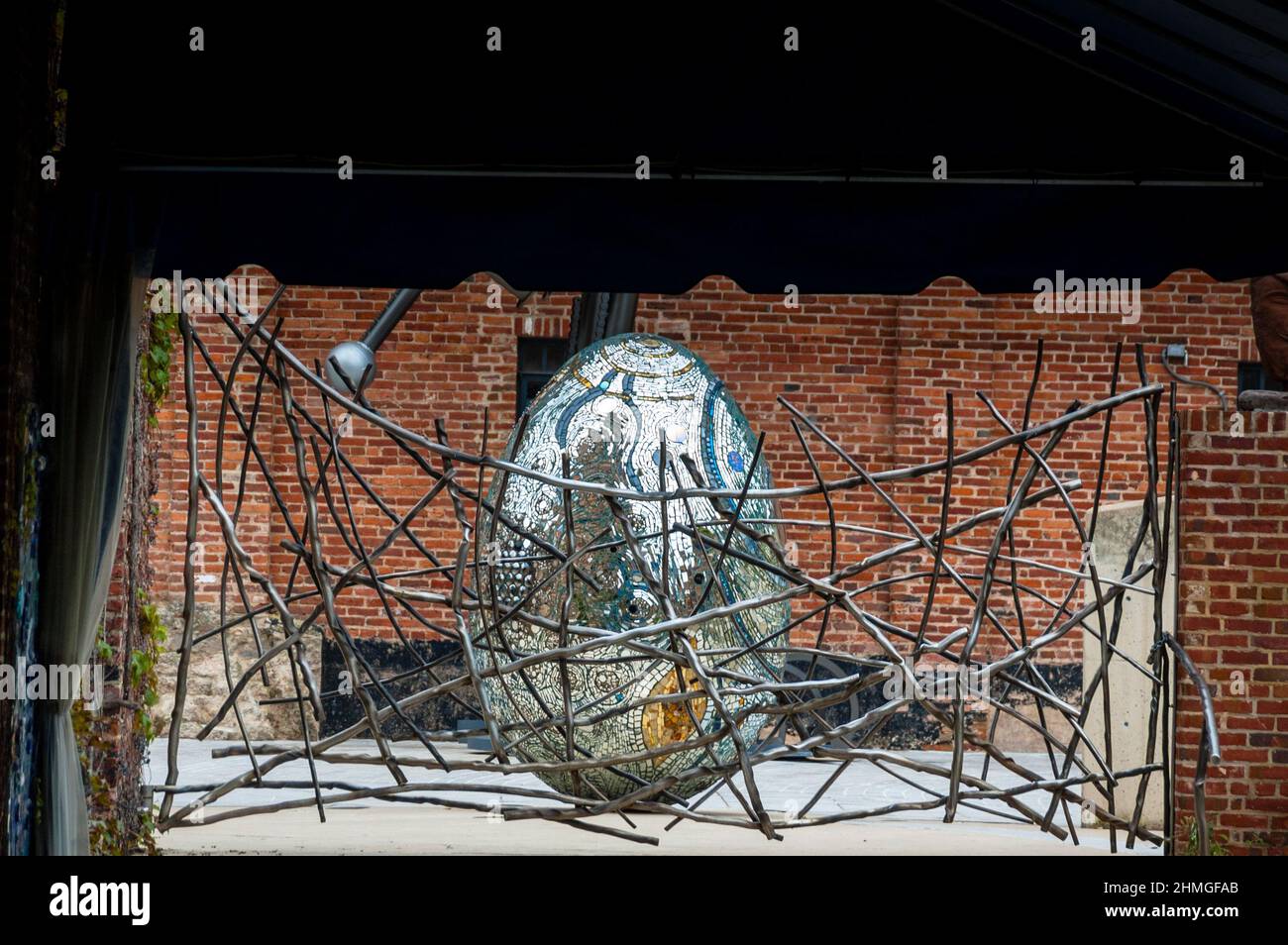 Das American Visionary Art Museum in Baltimore ist spezialisiert auf Outsider- oder Brut-Kunst, hier eine riesige Mosaik-Eizellskulptur und Eisennest. Stockfoto