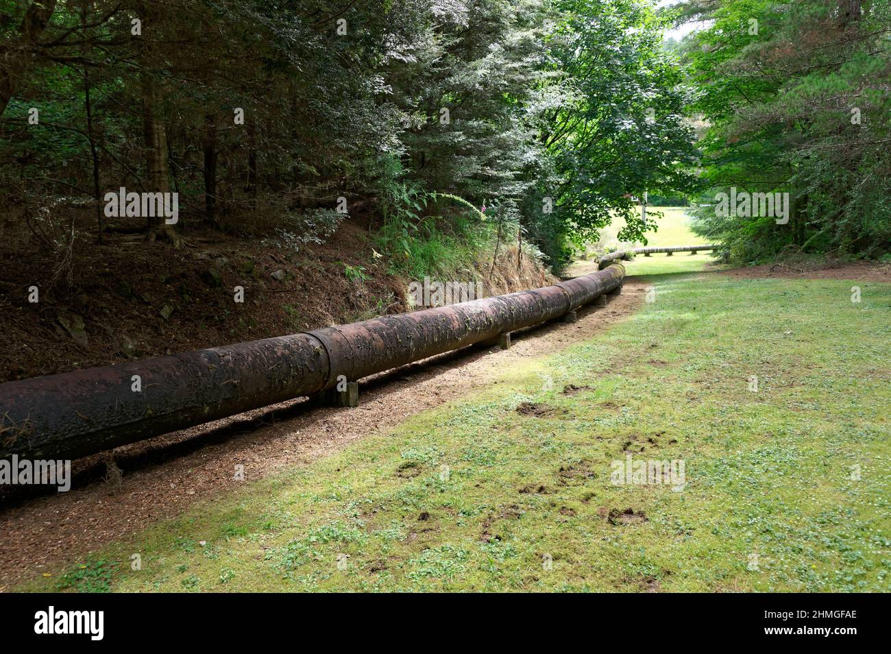 Die Wasserleitung versorgt das pelton-Rad an der historischen Mühle und ermöglicht so den Betrieb. Stockfoto