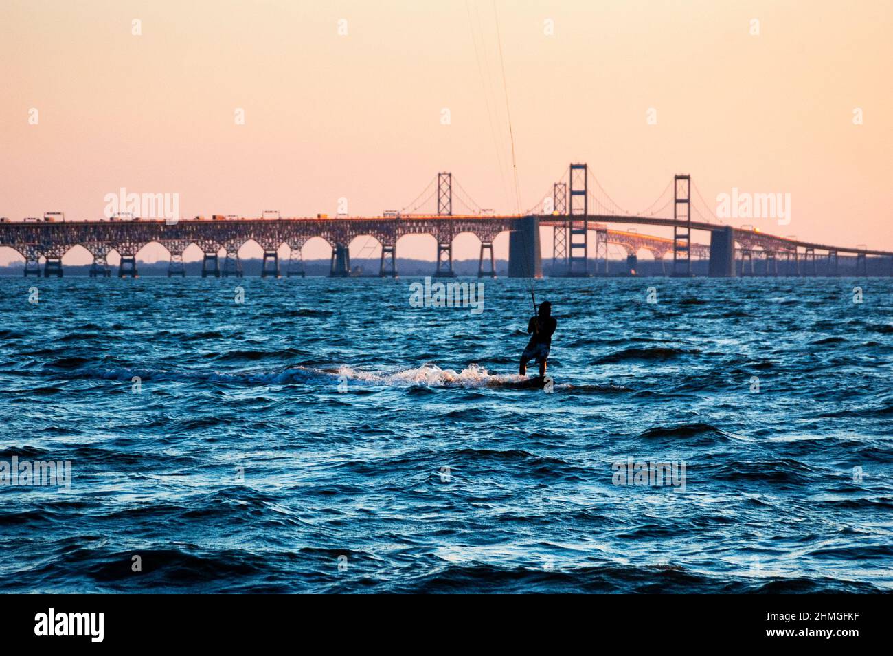 Windsurfer in der Chesapeake Bay vom Terrapin Nature Park in Maryland. Stockfoto